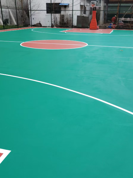 康定 球场长期使用易出现地面开裂